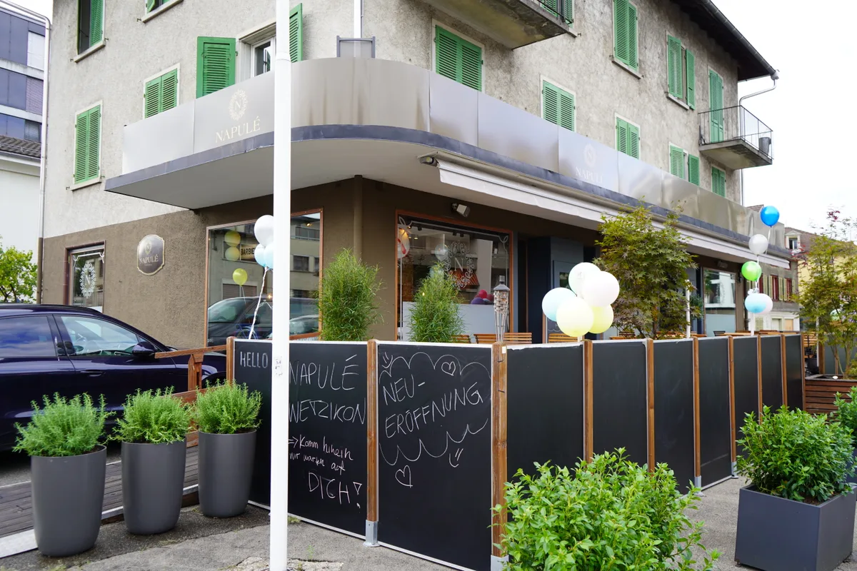 Man sieht ein Restaurant von aussen. 